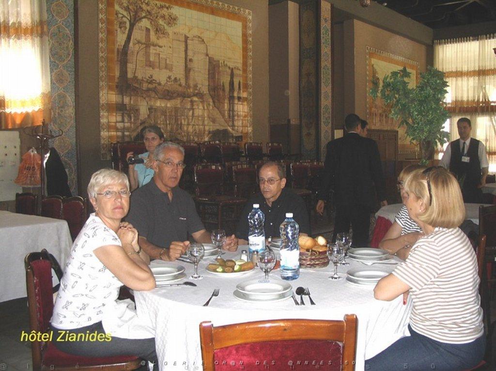 ORAN MAI 2008 2867 Dejeuner a l hotel Zianides Tlemcen.jpg